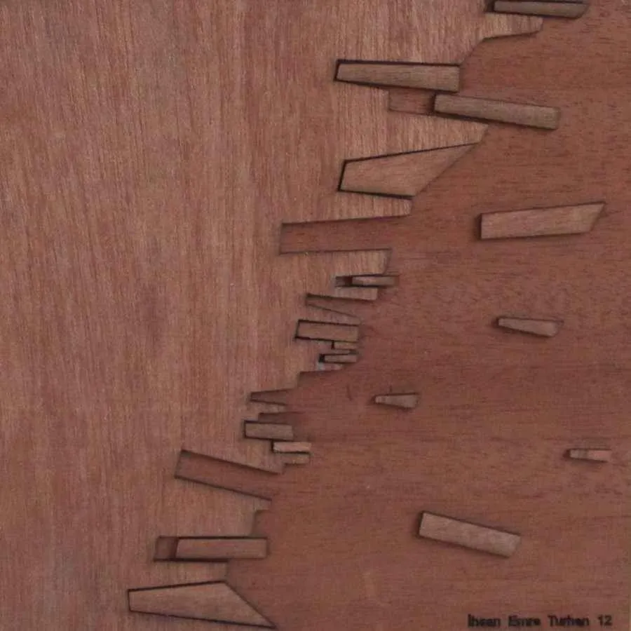 "isimsiz" eseri İHSAN EMRE TURHAN tarafından 20x20 cm ölçülerinde yapılmıştır.