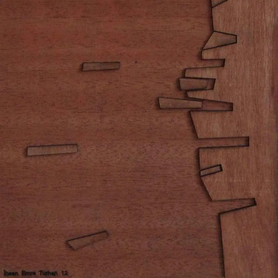 "isimsiz" eseri İHSAN EMRE TURHAN tarafından 20x20 cm ölçülerinde yapılmıştır.