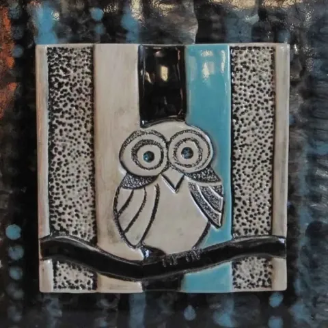 ÖZGÜR KAPTAN — “isimsiz” "isimsiz" eseri ÖZGÜR KAPTAN tarafından 20x20 cm ölçülerinde yapılmıştır.