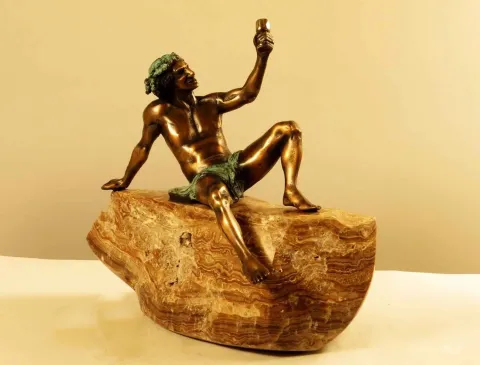 "Bacchus" eseri ALEXANDER DAVİDOV tarafından 2013 yılında 30x23x36 cm ölçülerinde Bronz tekniği ile yapılmıştır.