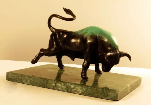 "Bull" eseri ALEXANDER DAVİDOV tarafından 2013 yılında 17x17x24 cm ölçülerinde Bronz tekniği ile yapılmıştır.
