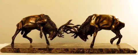 ALEXANDER DAVİDOV — “Deers”, 2013 "Deers" eseri ALEXANDER DAVİDOV tarafından 2013 yılında 17x17x58 cm ölçülerinde Bronz tekniği ile yapılmıştır.