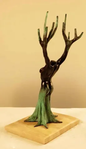 ALEXANDER DAVİDOV — “Female Tree”, 2013 "Female Tree" eseri ALEXANDER DAVİDOV tarafından 2013 yılında 38x20x16 cm ölçülerinde Bronz tekniği ile yapılmıştır.