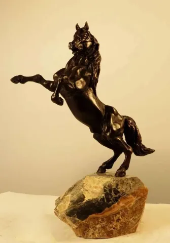 ALEXANDER DAVİDOV — “Free Horse”, 2013 "Free Horse" eseri ALEXANDER DAVİDOV tarafından 2013 yılında 35x12x23 cm ölçülerinde Bronz tekniği ile yapılmıştır.