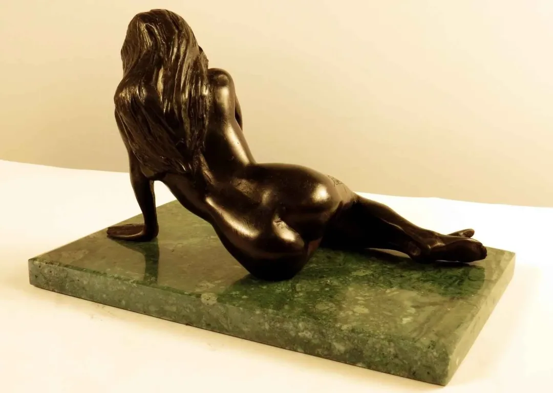 yakınlaştır "Girlfriend" eseri ALEXANDER DAVİDOV tarafından 2013 yılında 16x15x24 cm ölçülerinde Bronz tekniği ile yapılmıştır.