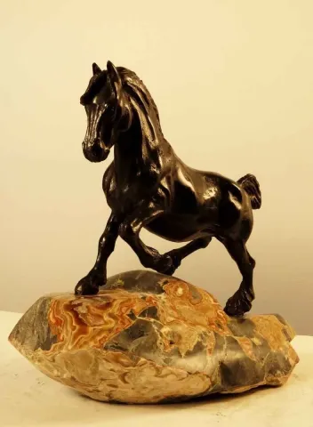 "Horse" eseri ALEXANDER DAVİDOV tarafından 2013 yılında 27x16x26 cm ölçülerinde Bronz tekniği ile yapılmıştır.