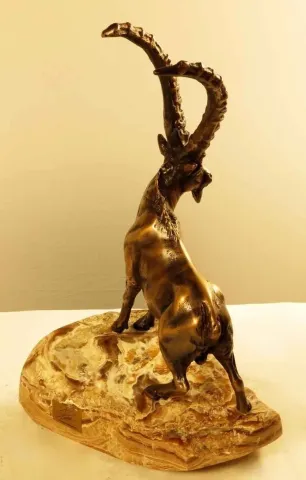 "Ibex" eseri ALEXANDER DAVİDOV tarafından 2013 yılında 35x12x17 cm ölçülerinde Bronz tekniği ile yapılmıştır.
