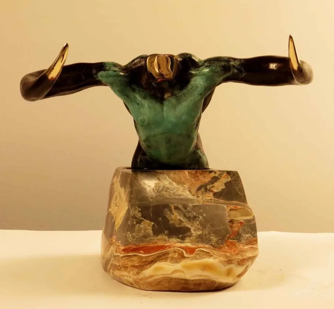 yakınlaştır "Minotaur" eseri ALEXANDER DAVİDOV tarafından 2013 yılında 18x23x20 cm ölçülerinde Bronz tekniği ile yapılmıştır.