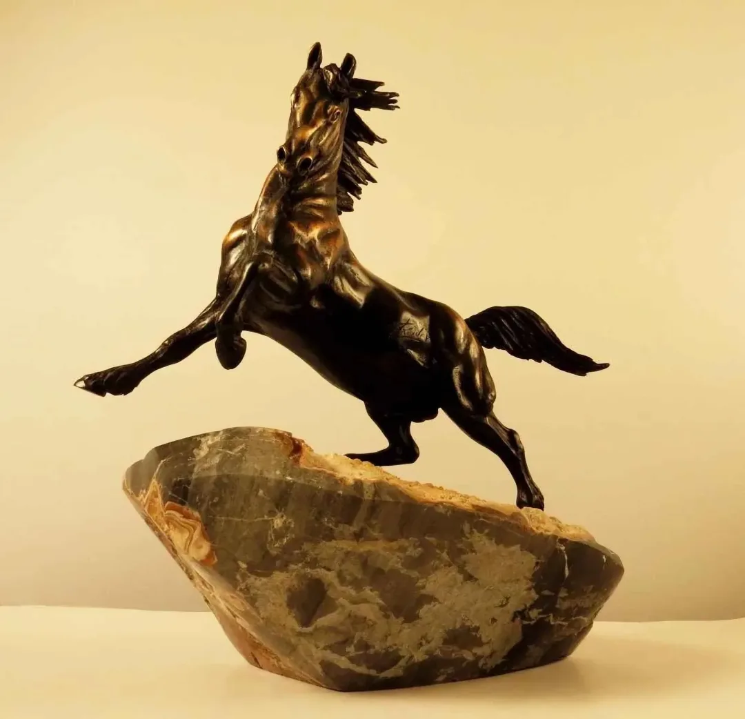 "Passionate Horse" eseri ALEXANDER DAVİDOV tarafından 2013 yılında 37x21x36 cm ölçülerinde Bronz tekniği ile yapılmıştır.
