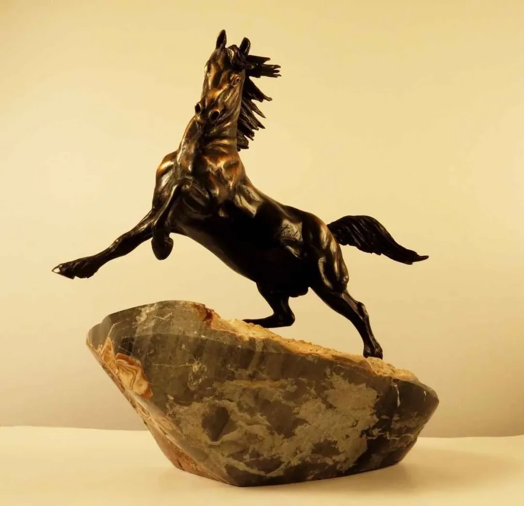 yakınlaştır "Passionate Horse" eseri ALEXANDER DAVİDOV tarafından 2013 yılında 37x21x36 cm ölçülerinde Bronz tekniği ile yapılmıştır.