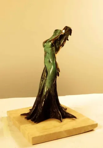 "She" eseri ALEXANDER DAVİDOV tarafından 2013 yılında 24x20x16 cm ölçülerinde Bronz tekniği ile yapılmıştır.