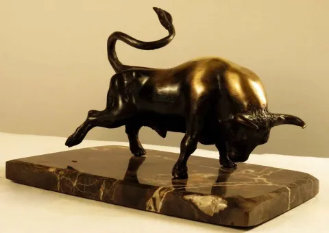 "Shining Bull" eseri ALEXANDER DAVİDOV tarafından 2013 yılında 17x17x24 cm ölçülerinde Bronz tekniği ile yapılmıştır.
