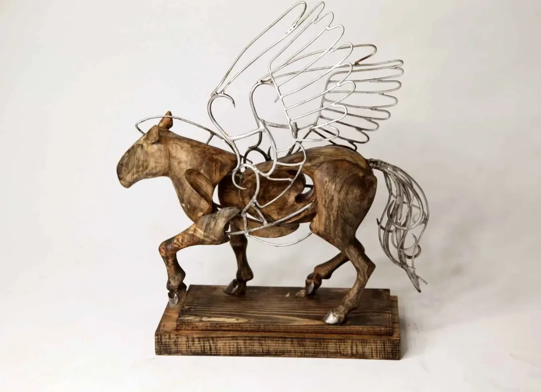 "Tulpar" eseri ARİF ÇEKDERİ tarafından 2012 yılında 43x47x12 cm ölçülerinde Ahşap, metal tekniği ile yapılmıştır.