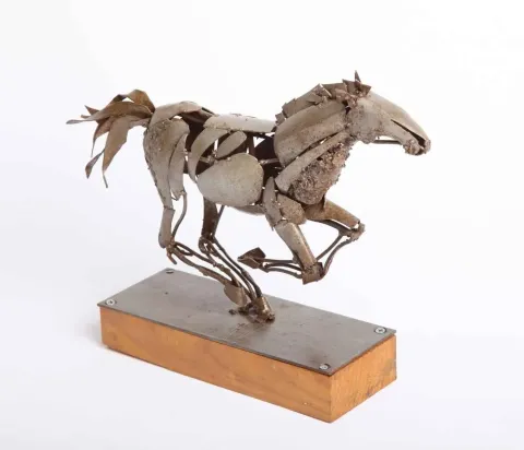 "At" eseri ARİF ÇEKDERİ tarafından 2005 yılında 25x10x30 cm ölçülerinde Ahşap, metal tekniği ile yapılmıştır.