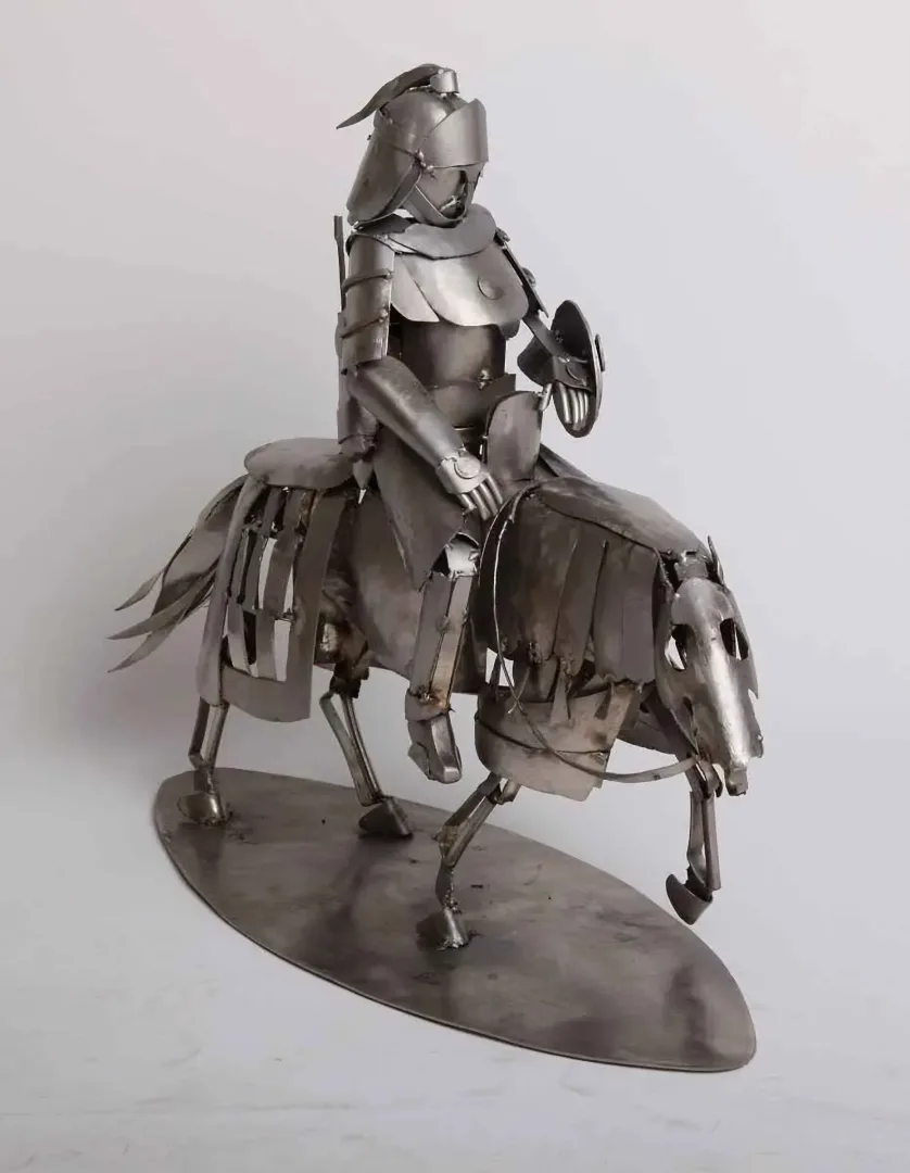 "Moğol" eseri ARİF ÇEKDERİ tarafından 2009 yılında 60x50x24 cm ölçülerinde Paslanmaz çelik tekniği ile yapılmıştır.