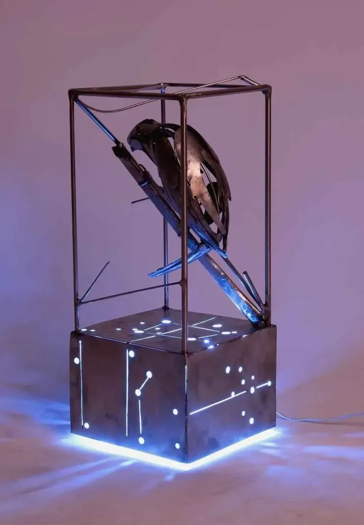 "Corvus Oyunu" eseri ARİF ÇEKDERİ tarafından 2013 yılında 20x21x50 cm ölçülerinde Paslanmaz Çelik, Lamba tekniği ile yapılmıştır.