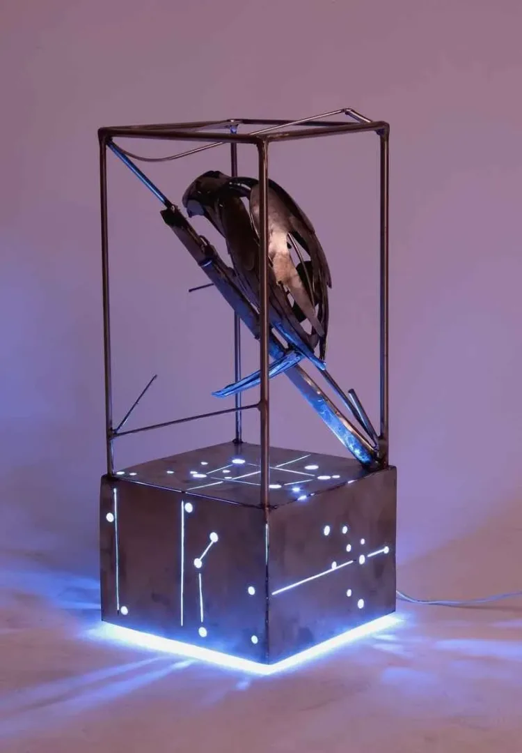 yakınlaştır "Corvus Oyunu" eseri ARİF ÇEKDERİ tarafından 2013 yılında 20x21x50 cm ölçülerinde Paslanmaz Çelik, Lamba tekniği ile yapılmıştır.
