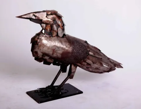 "Karga" eseri ARİF ÇEKDERİ tarafından 2003 yılında 84x20x53 cm ölçülerinde Metal tekniği ile yapılmıştır.