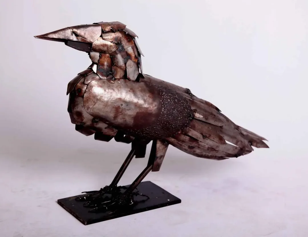 yakınlaştır "Karga" eseri ARİF ÇEKDERİ tarafından 2003 yılında 84x20x53 cm ölçülerinde Metal tekniği ile yapılmıştır.