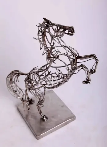 ARİF ÇEKDERİ — “Şahlanan At”, 2013 "Şahlanan At" eseri ARİF ÇEKDERİ tarafından 2013 yılında 43x36x62 cm ölçülerinde Paslanmaz çelik tekniği ile yapılmıştır.