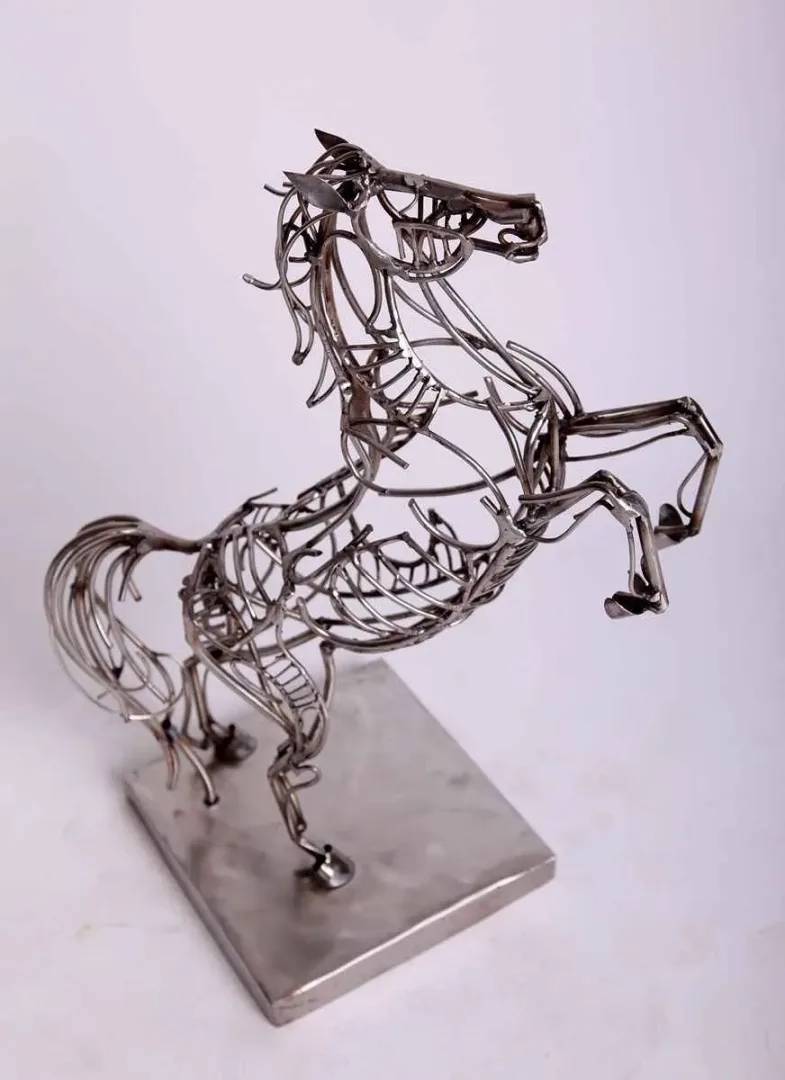 yakınlaştır "Şahlanan At" eseri ARİF ÇEKDERİ tarafından 2013 yılında 43x36x62 cm ölçülerinde Paslanmaz çelik tekniği ile yapılmıştır.