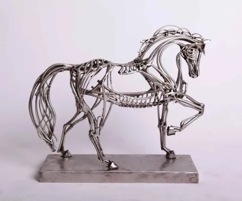 "AT II" eseri ARİF ÇEKDERİ tarafından 2013 yılında 47x15x40 cm ölçülerinde Paslanmaz çelik tekniği ile yapılmıştır.