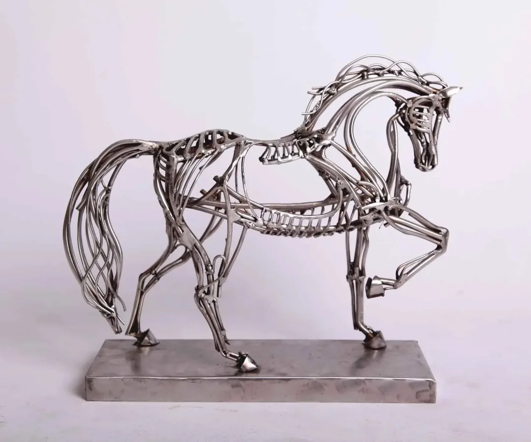"AT II" eseri ARİF ÇEKDERİ tarafından 2013 yılında 47x15x40 cm ölçülerinde Paslanmaz çelik tekniği ile yapılmıştır.