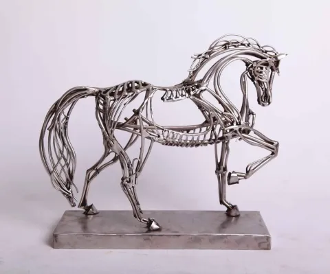 "AT II" eseri ARİF ÇEKDERİ tarafından 2013 yılında 47x15x40 cm ölçülerinde Paslanmaz çelik tekniği ile yapılmıştır.