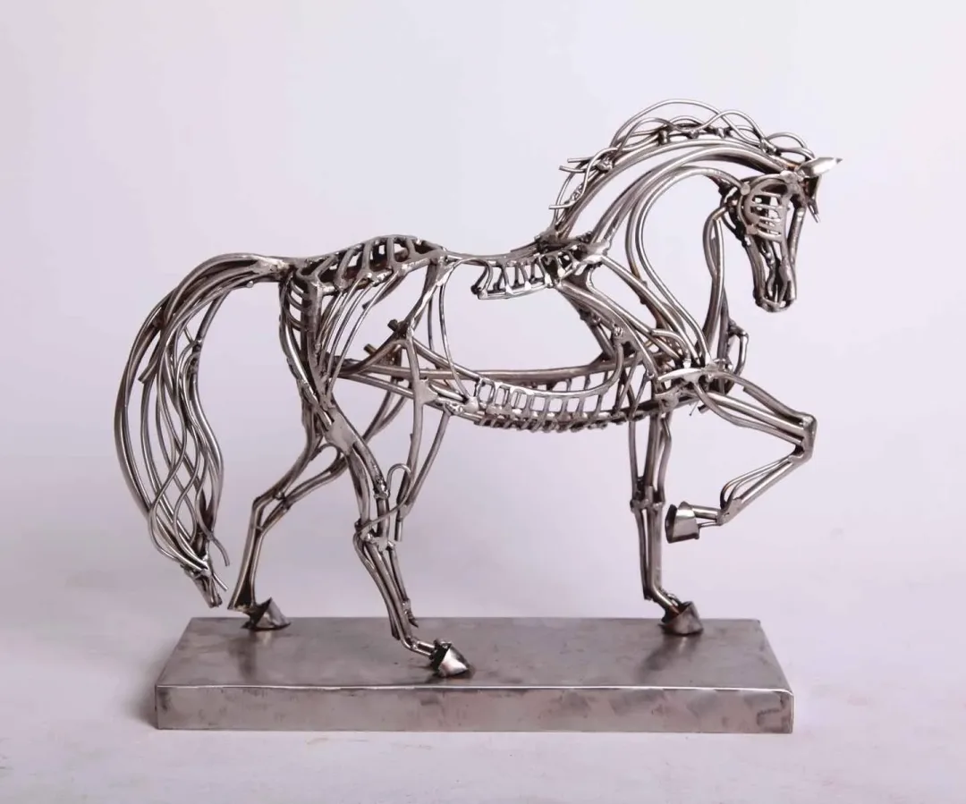 yakınlaştır "AT II" eseri ARİF ÇEKDERİ tarafından 2013 yılında 47x15x40 cm ölçülerinde Paslanmaz çelik tekniği ile yapılmıştır.