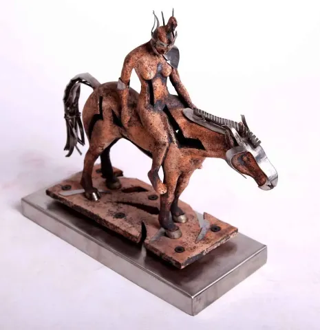 ARİF ÇEKDERİ — “İskit”, 2013 "İskit" eseri ARİF ÇEKDERİ tarafından 2013 yılında 44x17x39 cm ölçülerinde Paslanmaz Çelik, Seramik tekniği ile yapılmıştır.