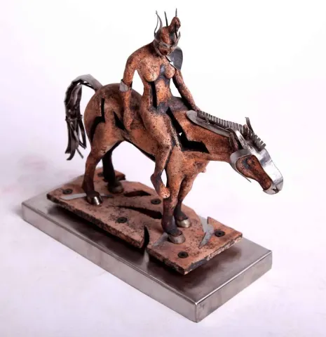 "İskit" eseri ARİF ÇEKDERİ tarafından 2013 yılında 44x17x39 cm ölçülerinde Paslanmaz Çelik, Seramik tekniği ile yapılmıştır.