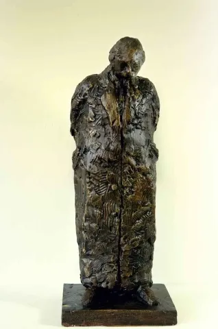 "İsimsiz" eseri CENGİZ SAVAŞ tarafından 2013 yılında 48x15x16 cm ölçülerinde Heykel tekniği ile yapılmıştır.