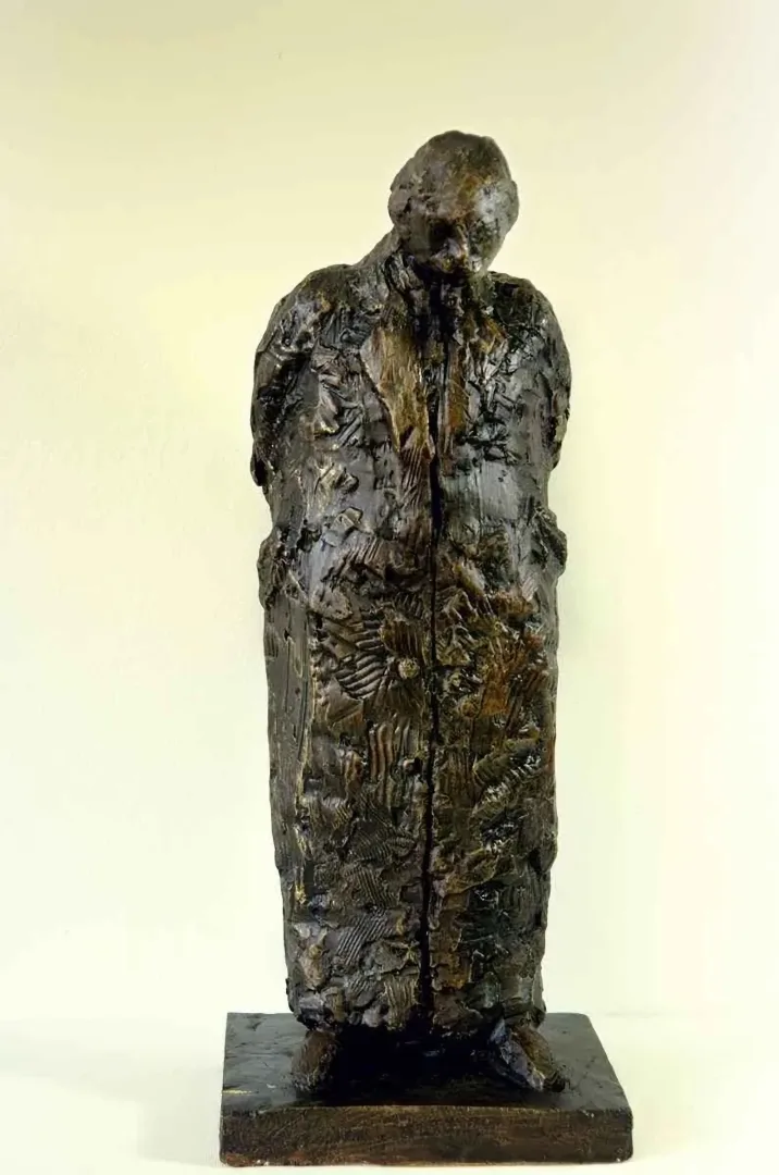 "İsimsiz" eseri CENGİZ SAVAŞ tarafından 2013 yılında 48x15x16 cm ölçülerinde Heykel tekniği ile yapılmıştır.