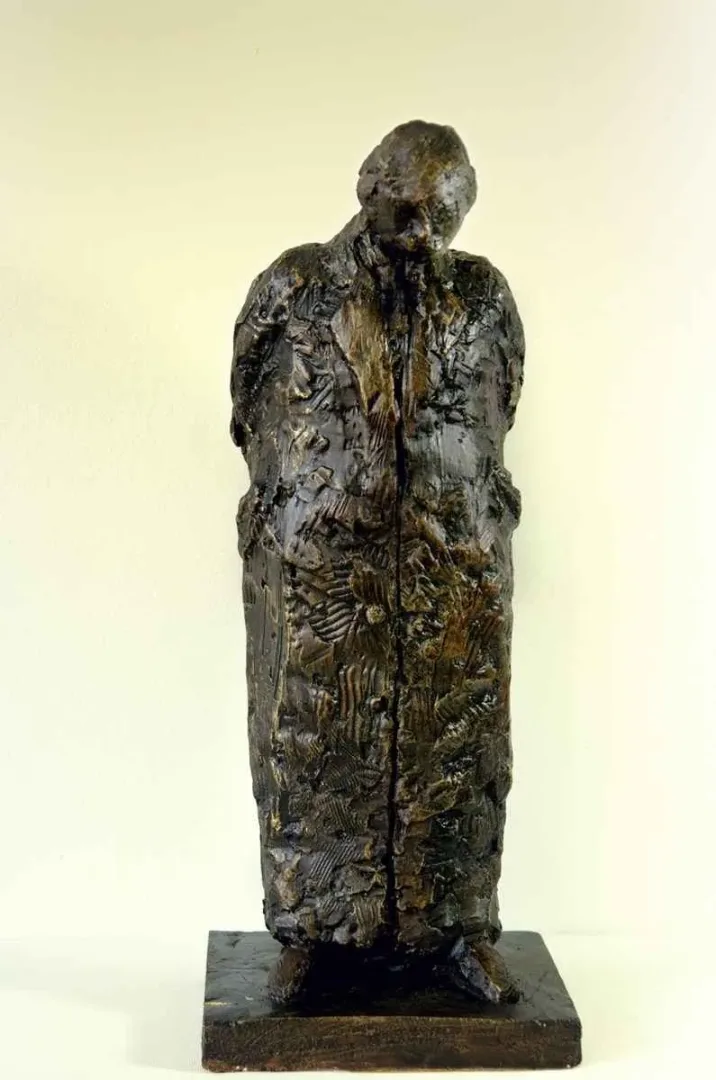 "İsimsiz" eseri CENGİZ SAVAŞ tarafından 2013 yılında 48x15x16 cm ölçülerinde Heykel tekniği ile yapılmıştır.