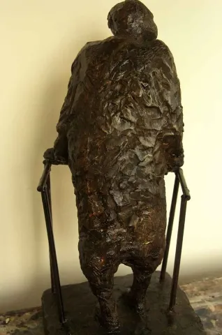 "İsimsiz" eseri CENGİZ SAVAŞ tarafından 2013 yılında 48x21x16 cm ölçülerinde Heykel tekniği ile yapılmıştır.