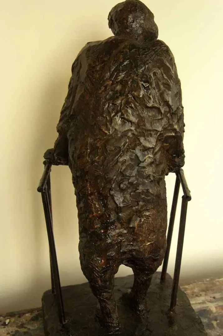 "İsimsiz" eseri CENGİZ SAVAŞ tarafından 2013 yılında 48x21x16 cm ölçülerinde Heykel tekniği ile yapılmıştır.