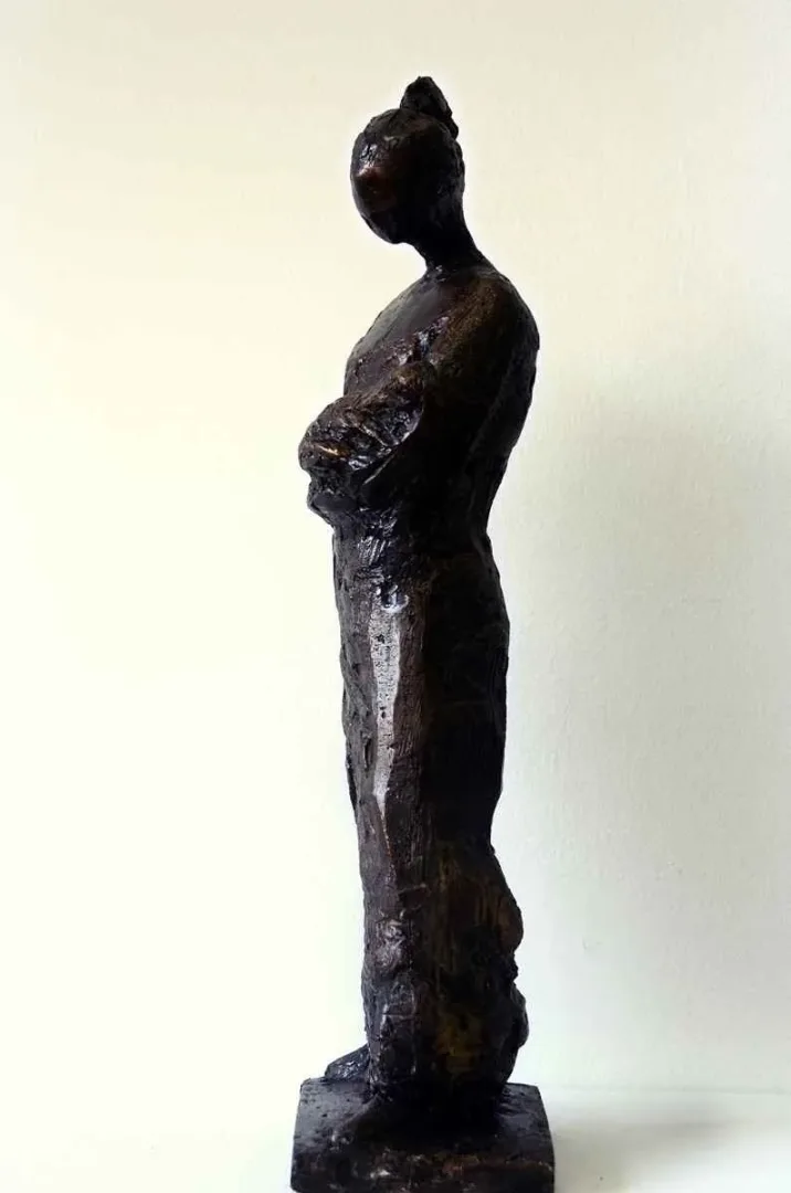 "İsimsiz" eseri CENGİZ SAVAŞ tarafından 2012 yılında 51x12x11 cm ölçülerinde Heykel tekniği ile yapılmıştır.