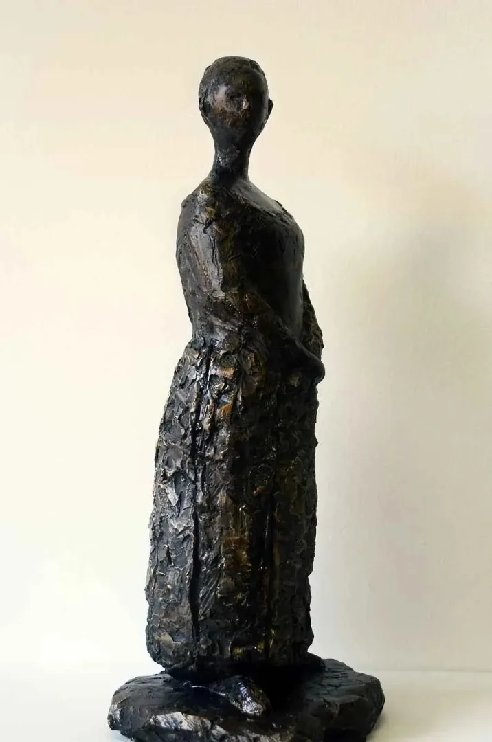 yakınlaştır "İsimsiz" eseri CENGİZ SAVAŞ tarafından 2013 yılında 51x14x11 cm ölçülerinde Heykel tekniği ile yapılmıştır.