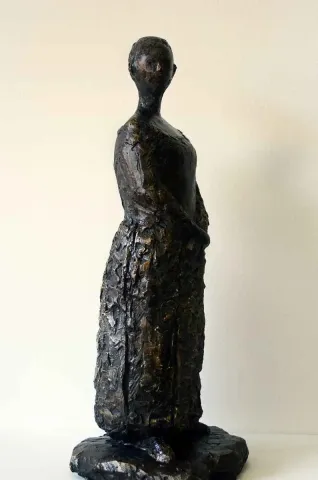 "İsimsiz" eseri CENGİZ SAVAŞ tarafından 2013 yılında 51x14x11 cm ölçülerinde Heykel tekniği ile yapılmıştır.
