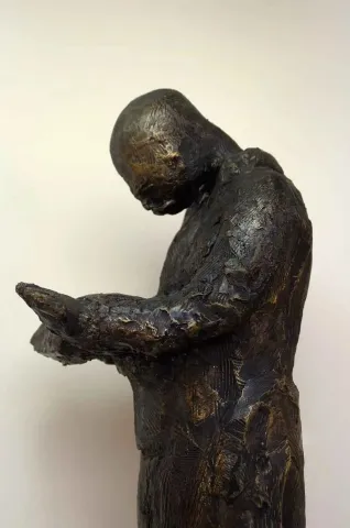 "İsimsiz" eseri CENGİZ SAVAŞ tarafından 2012 yılında 51x19x20 cm ölçülerinde Heykel tekniği ile yapılmıştır.