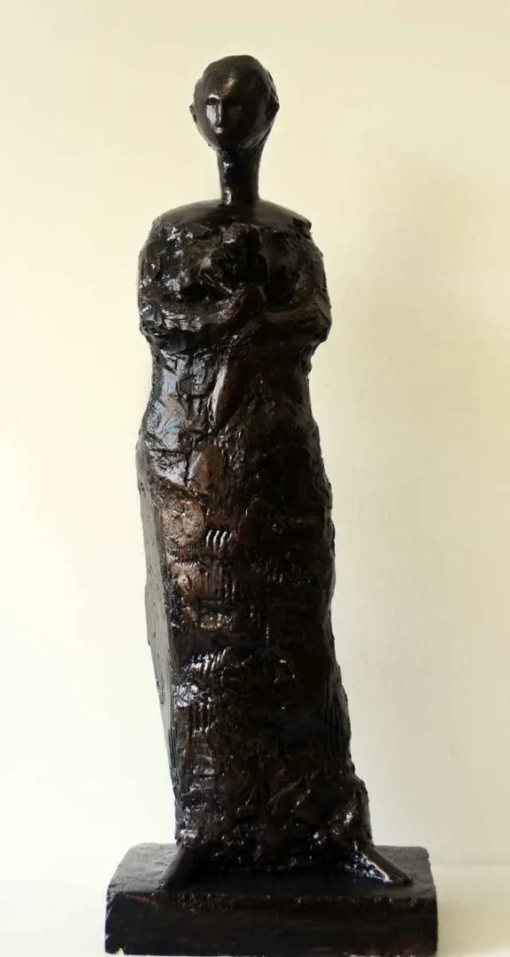 "İsimsiz" eseri CENGİZ SAVAŞ tarafından 2012 yılında 52x11x11 cm ölçülerinde Heykel tekniği ile yapılmıştır.