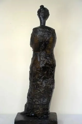 "İsimsiz" eseri CENGİZ SAVAŞ tarafından 2012 yılında 52x11x11 cm ölçülerinde Heykel tekniği ile yapılmıştır.