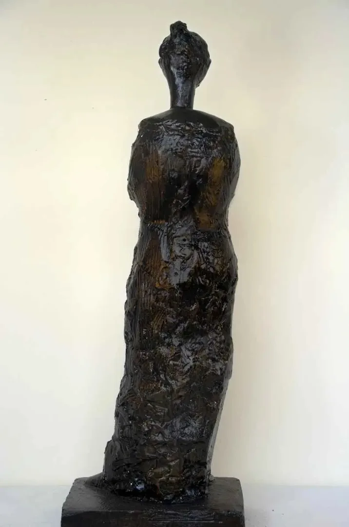 yakınlaştır "İsimsiz" eseri CENGİZ SAVAŞ tarafından 2012 yılında 52x11x11 cm ölçülerinde Heykel tekniği ile yapılmıştır.