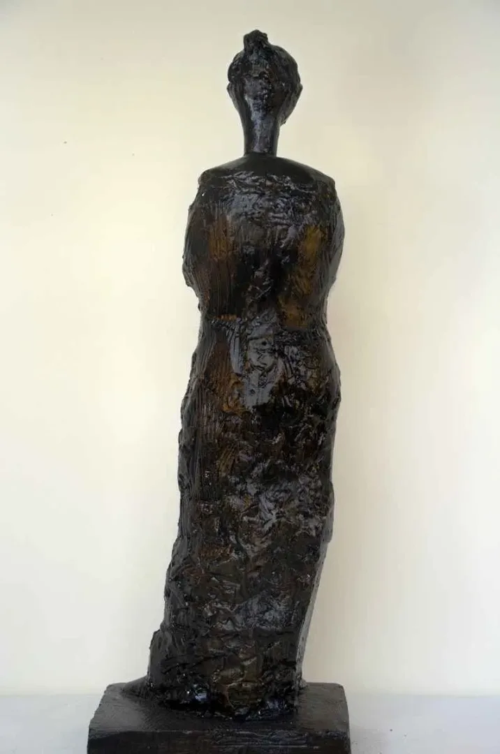 "İsimsiz" eseri CENGİZ SAVAŞ tarafından 2012 yılında 52x11x11 cm ölçülerinde Heykel tekniği ile yapılmıştır.