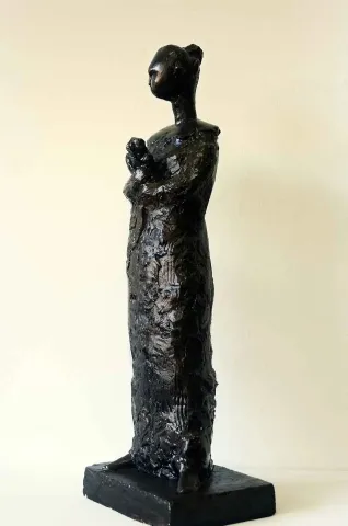 "İsimsiz" eseri CENGİZ SAVAŞ tarafından 2012 yılında 52x11x11 cm ölçülerinde Heykel tekniği ile yapılmıştır.