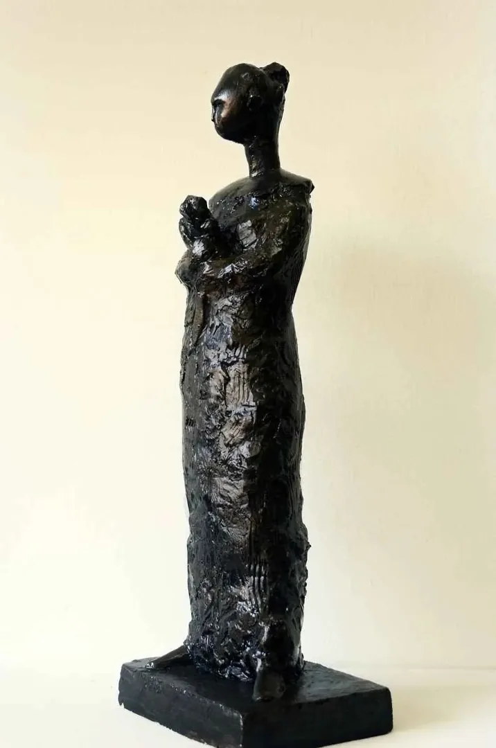 "İsimsiz" eseri CENGİZ SAVAŞ tarafından 2012 yılında 52x11x11 cm ölçülerinde Heykel tekniği ile yapılmıştır.