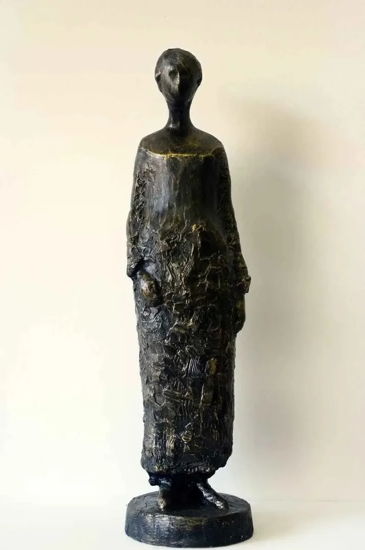 "İsimsiz" eseri CENGİZ SAVAŞ tarafından 2013 yılında 56x15x10 cm ölçülerinde Heykel tekniği ile yapılmıştır.