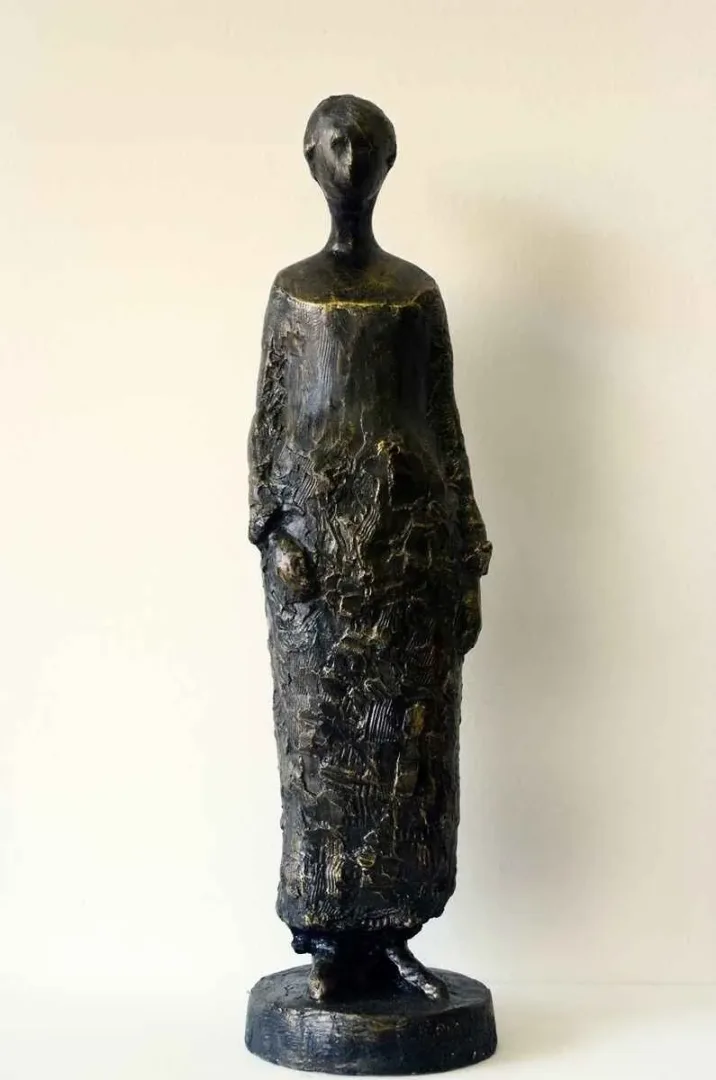 "İsimsiz" eseri CENGİZ SAVAŞ tarafından 2013 yılında 56x15x10 cm ölçülerinde Heykel tekniği ile yapılmıştır.