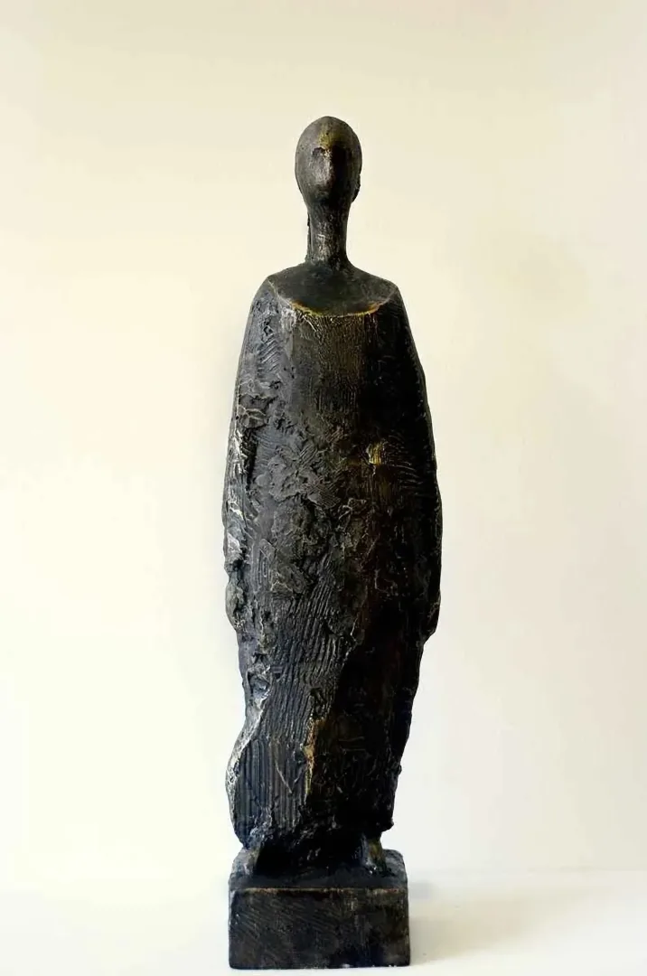 yakınlaştır "İsimsiz" eseri CENGİZ SAVAŞ tarafından 2012 yılında 56x14x9 cm ölçülerinde Heykel tekniği ile yapılmıştır.