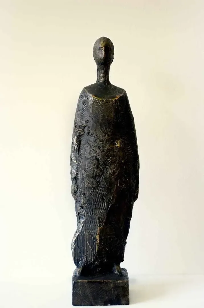"İsimsiz" eseri CENGİZ SAVAŞ tarafından 2012 yılında 56x14x9 cm ölçülerinde Heykel tekniği ile yapılmıştır.